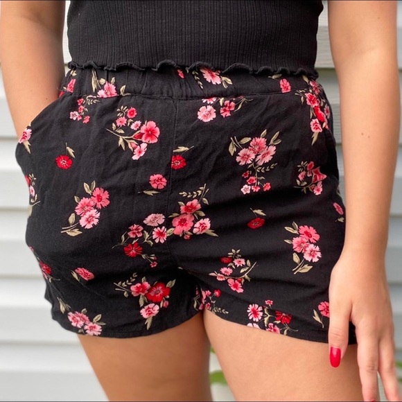 Cute pink and red floral shorts from H&M 🌺 - Picture 2 of 5